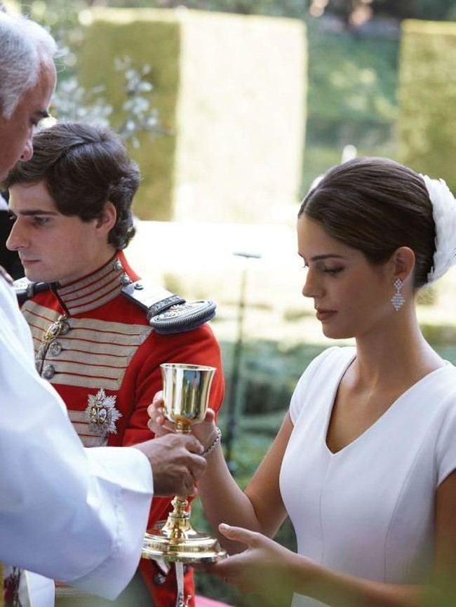 Sofia tampil sederhana namun tetap elegan dengan minim aksesori. Ia hanya menggunakan sematan anting yang tak terlalu besar.  Foto: Getty Images