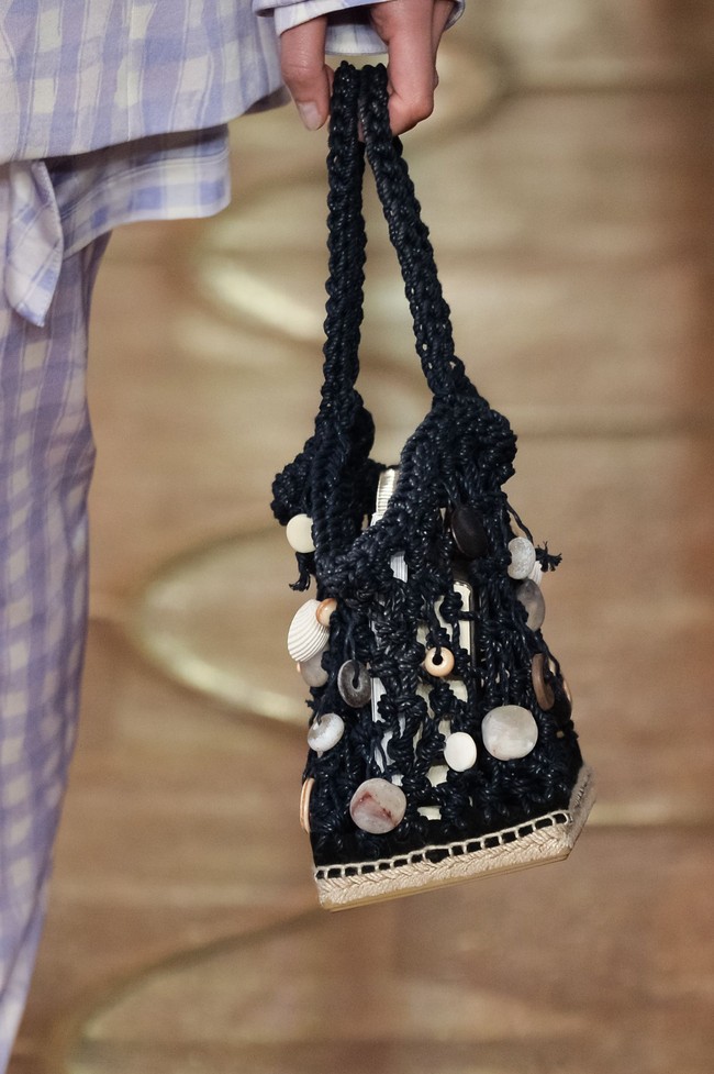 Tas jaring yang cocok dibawa ke pantai menjadi andalan Altuzarra untuk tahun depan. Dok. Getty Images