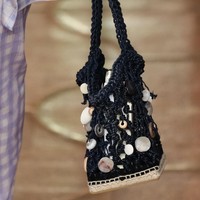 Tas jaring yang cocok dibawa ke pantai menjadi andalan Altuzarra untuk tahun depan. Dok. Getty Images