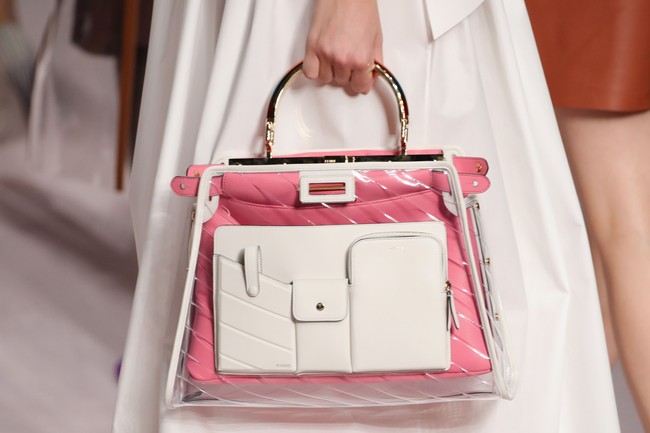 Tas transparan juga menjadi tren di Fendi. Dok. Getty Images