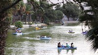Di danau oasis Huacachina ada kapal-kapal yang disewakan bagi para traveler. Jadi traveler tak hanya menikmati air dan pohon juga pasir saja. Tertarik datang ke sana? (iStock)