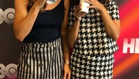 Aktris 46 tahun ini tak melewatkan segelas kopi saat akan konferensi pers. Dijamin lebih semangat! Foto: Instagram jennifer.garner