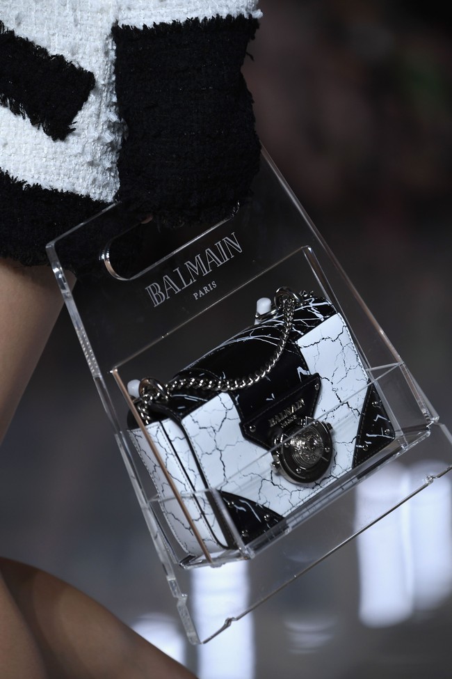 Tas futuristik dari Balmain yang edgy. Tas transparan kini dibawa ke level yang lebih tinggi. Dok. Getty Images