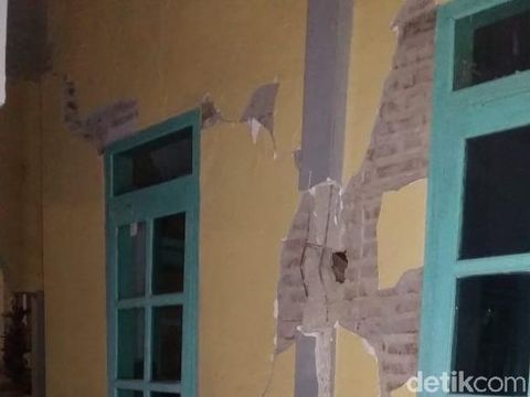 Salah satu rumah warga di Probolinggo retak-retak/