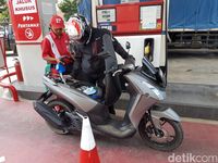 Pengisian bensin Pertamax untuk Yamaha Lexi. 