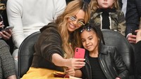 Blue Ivy Carter jadi salah satu anak-anak terkaya di dunia. Hal itu didapat dari warisan kedua orang tuanya, Jay-Z dan Beyonce yang mengumpulkan lebih dari 1 miliar USD atau senilai Rp 15,2 triliun. Allen Berezovsky/Getty Images