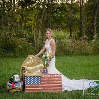 Jessica juga berpose dengan barang-barang milik Kendall sesama tunangannya itu bekerja sebagai pemadam kebakaran. Kendall meninggal dalam kecelakaan pada 10 November 2017 di Indiana. Sebelumnya dia merespon panggilan bantuan untuk sebuah kecelakaan mobil yang terjadi di jalanan di kawasan tersebut. Namun Kendall kemudian malah ditabrak sesama pemadam kebakaran yang datang ke lokasi kejadian dengan mengendarai mobil namun dalam kondisi mabuk. Foto: Dok. Loving Life Photography