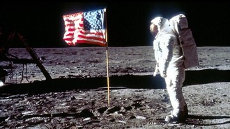 Astronaut Legendaris Diintai Cahaya Tak Dikenal di Bulan