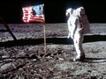 Astronaut Legendaris Diintai Cahaya Tak Dikenal di Bulan