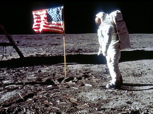 Astronaut Legendaris Diintai Cahaya Tak Dikenal di Bulan