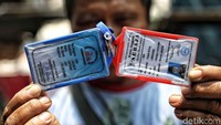 Setiap penarik becak yang resmi terdaftar memiliki kartu tanda anggota SEBAJA.