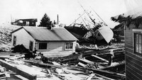 Gempa dahsyat pun pernah mengguncang wilayah Alaska, Amerika Serikat. Gempa itu pada awalnya berkekuatan 8,5 SR dan kemudian naik menjadi 9,2 SR yang memicu terjadinya tsunami. Bencana itu menewaskan ratusan orang dan menghancurkan bangunan juga rumah-rumah warga. Central Press/Getty Images.