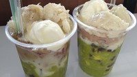 Pencinta duren mana suaranya? Kalian pasti suka ini. Ya, alpukat kocok plus durian dan es krim. Slurp, jadi mau! Foto: Instagram aganpocokandshake
