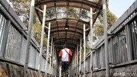 Sejumlah warga tengah melintas di jembatan penyeberangan orang (JPO) Jalan Jembatan Tiga, Penjaringan, Jakarta Utara, Kamis (11/10/2018).