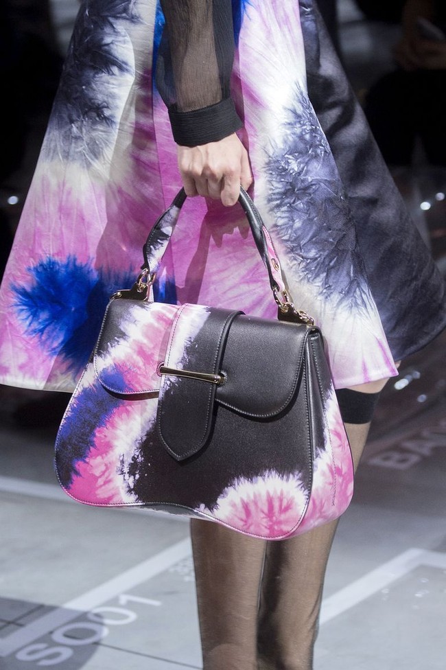 Koleksi Prada dihiasi dengan print tie-dye. Dok. Getty Images