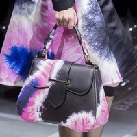 Koleksi Prada dihiasi dengan print tie-dye. Dok. Getty Images