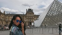 Tak hanya Menara Eiffel, Dinara juga berkunjung ke Musee du Louvre. (dinara_rkh/Instagram)