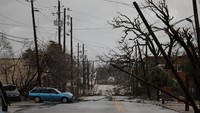 Ancaman berbahaya dari terjangan badai tersebut membuat 370.000 orang di Florida telah diperintahkan mengungsi dan pindah ke tempat yang lebih tinggi. Joe Raedle/Getty Images.