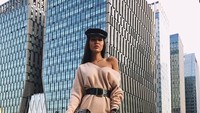 Main ke Seoul, Korea Selatan, Dinara tampak cantik dan seksi. (dinara_rkh/Instagram)