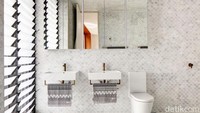 Toilet pun dibuat seminimalis mungkin dengan dominasi warna putih. (Istimewa/inhabitat)