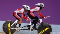 Atlet balap sepeda Sri Sugiyanti bersama pilot Ni Mal Maghfirah berlomba dalam kelas Womens B Individual Pursuit 3000M di Jakarta International Velodrome, Jakarta, Kamis (11/10/2018).