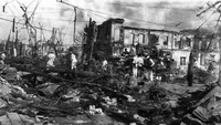 Tampak sejumlah warga mencari korban yang tertimbun di reruntuhan bangunan pasca terjadi gempa di Tokyo pada tahun 1923. Bencana itu terjadi bersamaan dengan kebakaran yang menyebabkan kekacauan dimana-mana. Diketahui lebih dari 100 riu orang tewas dan 40 ribu orang lainnya hilang. Topical Press Agency/Getty Images.