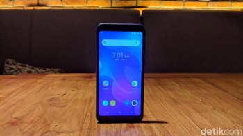 Ponsel ini dipastikan menjalankan Android polosan. Foto: Adi Fida Rahman/detikINET
