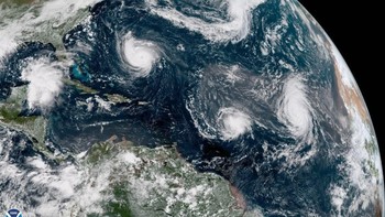 Badai Florence di Samudera Atlantis terlihat menuju Pesisir Timur AS, diikuti Badai Isaac dan Badai Helene pada 11 September 2018. (Foto: NOAA via Getty Images)