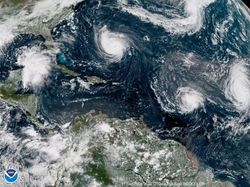 Penampakan Badai dari Citra Satelit