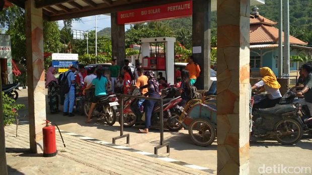 Pasokan Terlambat, Warga Karimunjawa Berebut Stok BBM