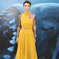 Meski sering bergaya androgyny, Ruby Rose juga kerap mengenakan dress atau rok terutama saat pemotretan dan acara karpet merah. Foto: Instagram @rubyrose