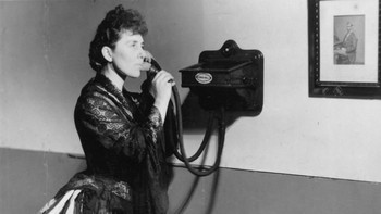 Tube, demikian nama telepon yang dipakai perempuan dalam foto yang diambil pada kisaran tahun 1909 ini. (Foto: Hulton Archive/Getty Images)