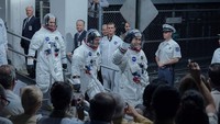 Bersama timnya, Neil Armstrong pun melakukan perjalanan antariksa dengan Apollo 11. Dok. Universal Studio