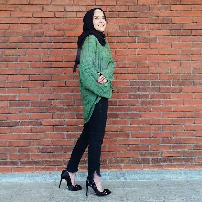 Trik lainnya yang bisa diikuti adalah memasukan baju di bagian depan dan membiarkan bagian belakang menjuntai. Potongan seperti ini membuat proporsi tubuh terlihat lebih tinggi. Foto: Instagram/tasyanurmedina