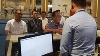 Budi juga beberapa kali menyapa para petugas Avsec hingga petugas konter check in.