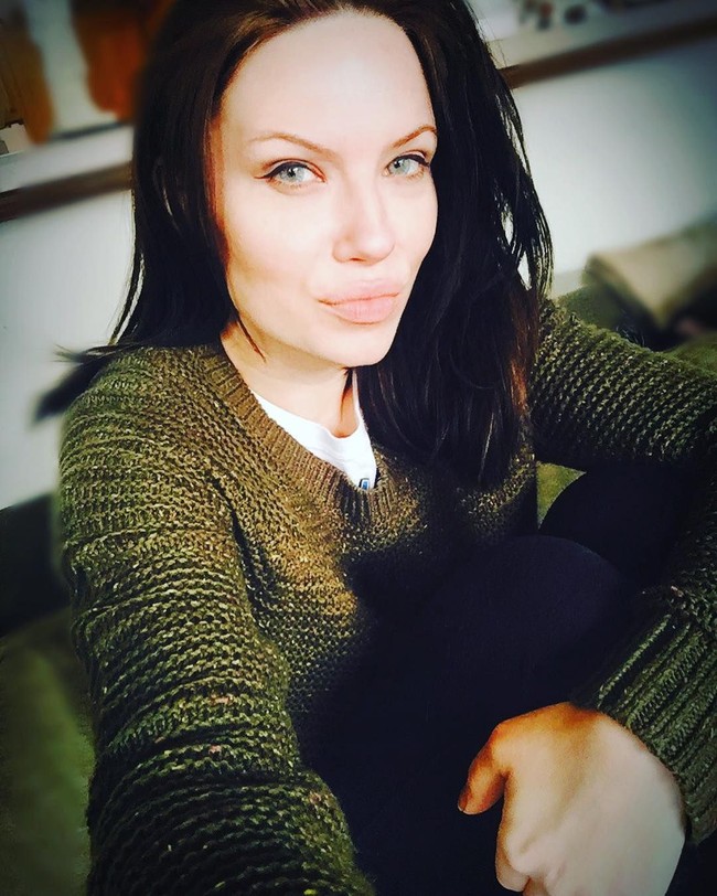 Wanita berusia 35 tahun ini juga mengungkapkan jika pasangannya kerap cemburu jika perhatian banyak orang tertuju padanya.  Foto: Instagram @melwood1982