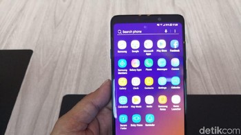 Dengan mengusung 4 kamera, Galaxy A9 menjadi smartphone pertama yang mengusung kamera di belakang sebanyak itu di dunia.  (Foto: detikINET/Fino Yurio Kristo)