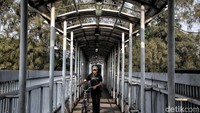 Atap rusak di JPO Jalan Jembatan Tiga ini pun belum diperbaiki hingga semakin melebar hampir di seluruh atap jembatan.