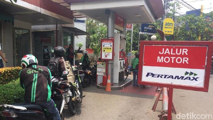 Jomplangnya Antrean Premium dan Pertamax di SPBU Menteng (Foto: Puti Aini Yasmin/detikFinance) Jomplangnya Antrean Premium dan Pertamax di SPBU Menteng (Foto: Puti Aini Yasmin/detikFinance)