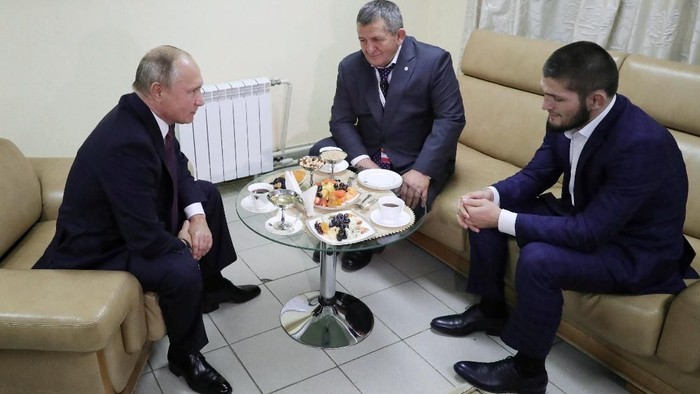 Russian President Vladimir Putin (L) meets with mixed martial arts fighter Khabib Nurmagomedov of Russia (R), UFC lightweight champion who recently defeated Conor McGregor of Ireland in the main event of UFC 229, and his father Abdulmanap Nurmagomedov on the sidelines of a sports forum in Ulyanovsk, Russia October 10, 2018. Sputnik/Mikhail Klimentyev/Kremlin via REUTERS ATTENTION EDITORS - THIS IMAGE WAS PROVIDED BY A THIRD PARTY.