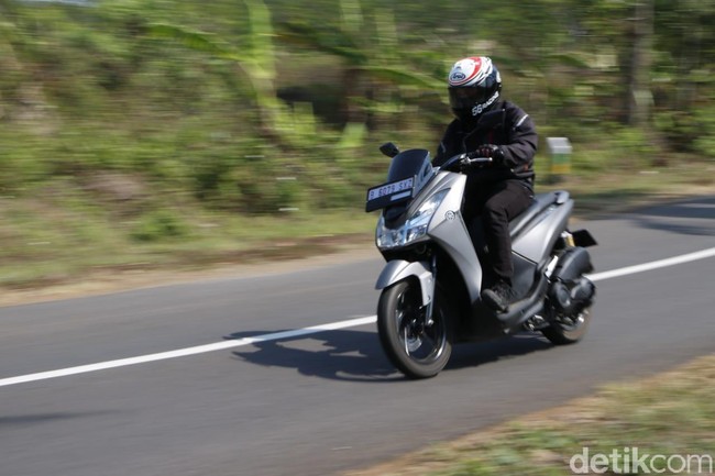 Dipakai Touring, Ini Plus-Minus Honda Vario 125 vs Yamaha Lexi S