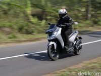 Dipakai Touring, Ini Plus-Minus Honda Vario 125 vs Yamaha Lexi S