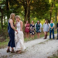 Jessica ‘menikah’ di kuburan bukan tanpa alasan. Jessica Padgett memakai gaun pengantinnya dan mendatangi makam pria bernama Kendall Murphy, kekasihnya yang seharusnya menikahinya pada 29 September 2018. Manusia boleh berencana, namun Yang Maha Kuasa yang menentukan. Belum sampai pernikahan itu terjadi, Kendall meninggal dunia dalam sebuah kecelakaan pada November 2017. Foto: Dok. Loving Life Photography