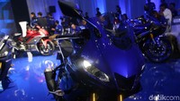 Yamaha R3 hanya memiliki satu warna khas Yamaha, yakni biru.