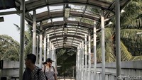 Kondisi tanpa atap itu pun membuat warga menjadi tak nyaman terlebih jika telah masuk musim hujan. Karena air akan masuk dan mengenai para pengguna JPO tersebut.