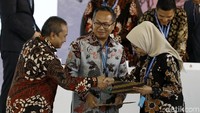 Selanjutnya inisiatif lain untuk pembiayaan infrastruktur adalah menerbitkan Kontrak Investasi Kolektif Dana Investasi Infrastruktur (KIK-DINFRA). Kontrak investasi ini diterbitkan Bank Mandiri bersama anak perusahaannya yaitu Mandiri Sekuritas dan Mandiri Manajemen Investasi dan berkerja sama dengan PT Jasa Marga (Persero) Tbk. Direktur Utama PT Bank Mandiri Persero Tbk Kartika Wirjoatmodjo mengatakan KIK-DINFRA akan diperdagangkan di pasar modal dengan target pengumpulan dana mencapai Rp 1,5 triliun.