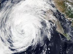 Penampakan Badai dari Citra Satelit