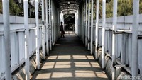 Kondisi memprihatinkan tampak terlihat di JPO penghubung halte busway Transjakarta tersebut.