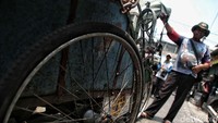Sejumlah penarik becak menunggu penumpang di Shelter Becak Pejagalan, Penjaringan, Jakarta Utara.