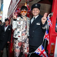 Gaya busana edgy pun pernah ia coba. Seperti setelan jaket dan celana bermotif graffiti ini. Foto: Getty Images